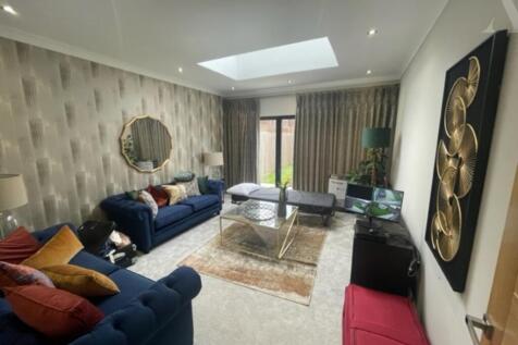 5 Beaufort Drive reception room
