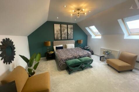 5 Beaufort Drive Master suite