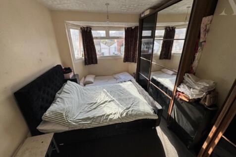 73 Twycross Grove bedroom 1