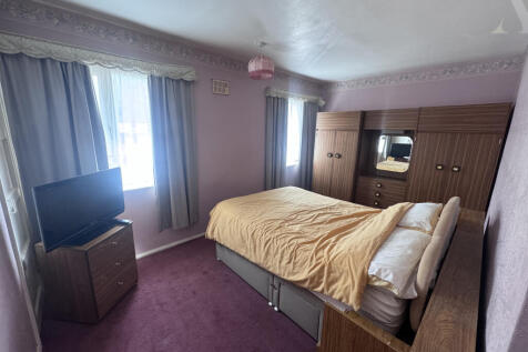 71 Colesbourne Road Bedroom 1