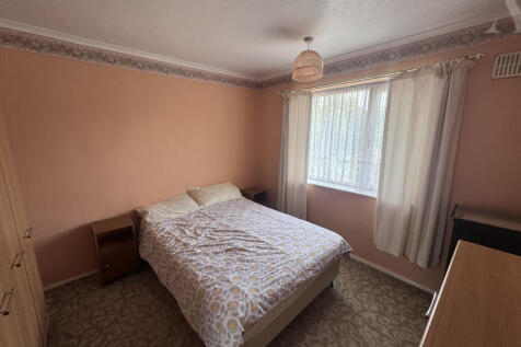 71 Colesbourne Road Bedroom 2