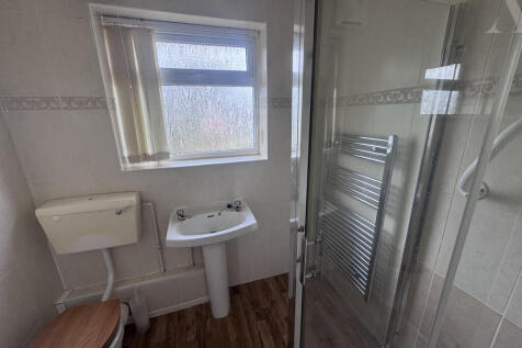 71 Colesbourne Road Bathroom