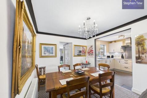 Through Lounge / Dining Area