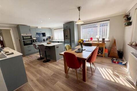 3. kitchen.jpg