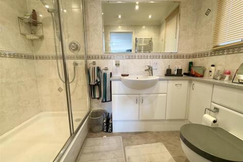 7. ensuite.jpg