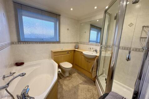 10. bathroom.jpg