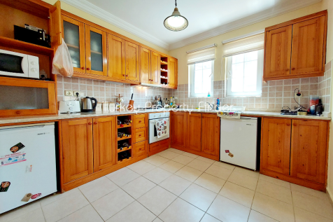 Fully Fitted Kitchen