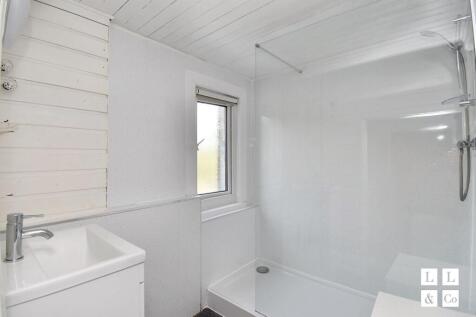 SHOWER ROOM (1ST FLOOR)