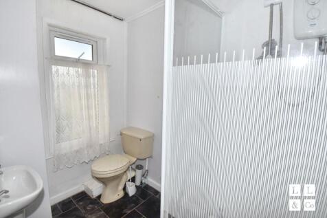 COMMUNAL SHOWER ROOM