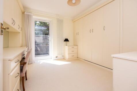 Guest bedroom with b