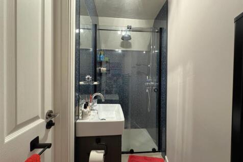 En-suite to Master Bedroom.jpeg