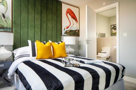 Main bedroom with ample space and en suite shower room