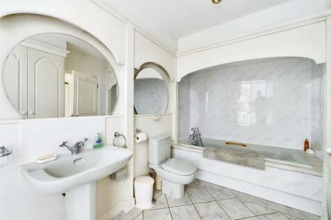 En-Suite Bathroom