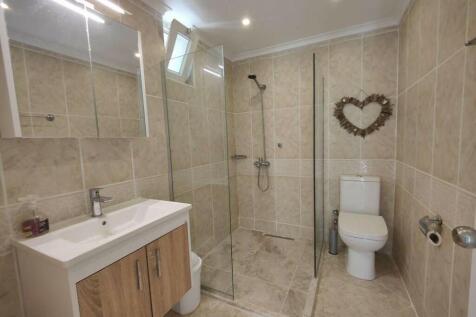 Ensuite to bed 1