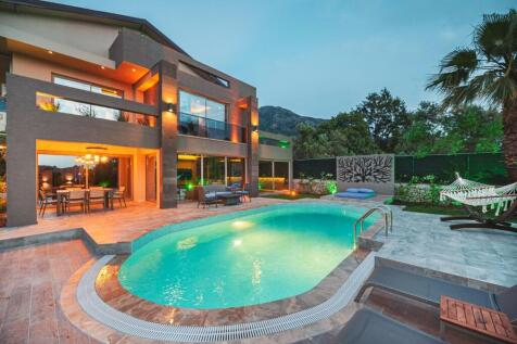 Villa with Pool
