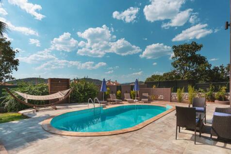 Pool &amp; Gardens