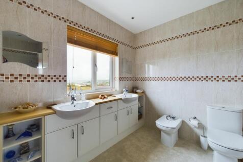 En Suite (Bedroom 1)