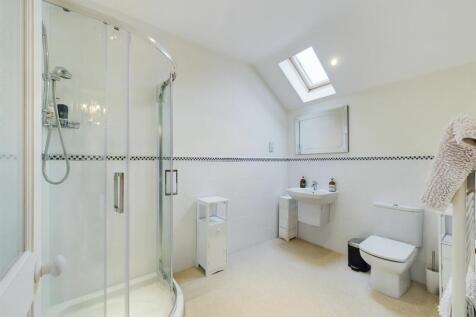 En Suite (Bedroom 2)