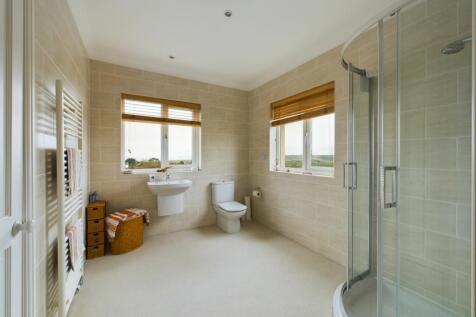 En Suite (Jack &amp; Jill Bed 3 &amp; 4)