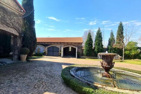 Front view with fountain