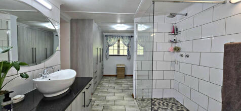 Main Bedroom: En-Suite Bathroom