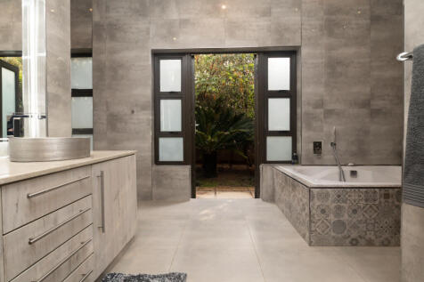 Master Bedroom En-Suite