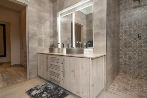 Master Bedroom En-Suite