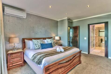 Main bedroom with en-suite bathroom