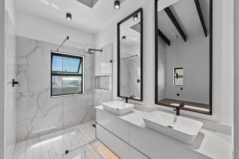 Stunning main bathroom