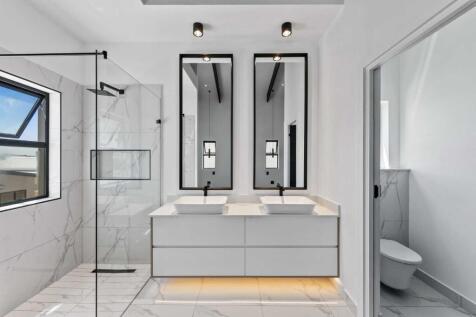 Stunning main bathroom