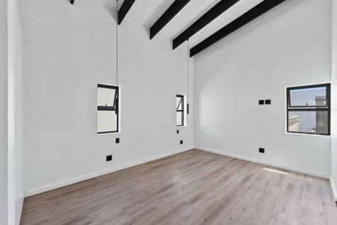 Main bedroom with high ceiling