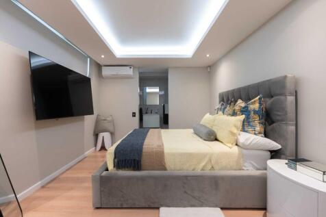 Self Contained Flatlet on the entry level