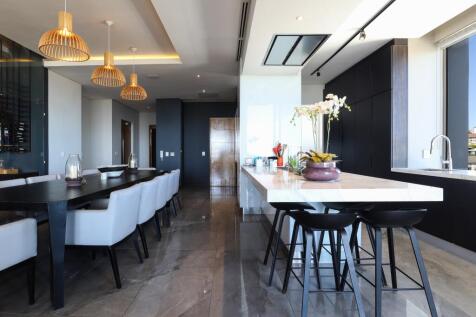 Dining onto Kitchen