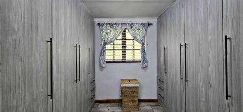 Main Bedroom - Cupboards