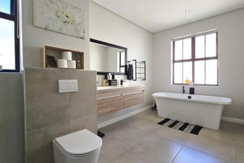MASTER EN-SUITE