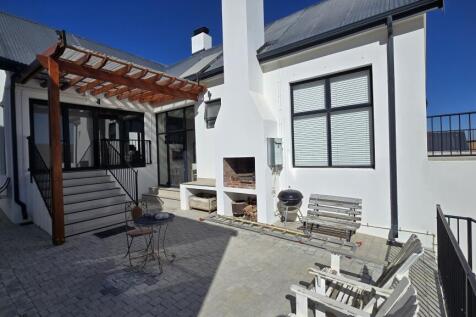 BACK OUTSIDE BRAAI AREA