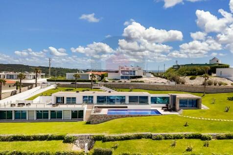 villa with sea views in Foz do Arelho