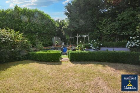 Entertaining Spac...