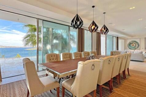 09-cala vinyas-Minimalistische Villa mit Meerzugang-kaufen-esstisch