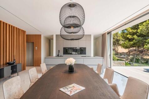 08-port andratx-Modernes Wohnerlebnis mit mediterranem Flair und Rasenflaeche-kaufen-esstisch