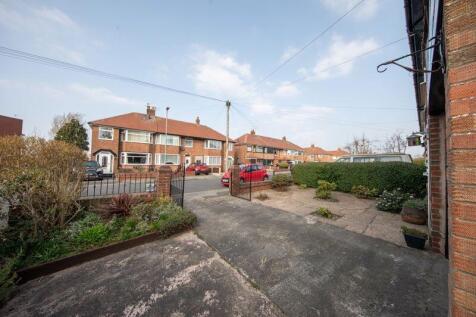 Front garden and driveway