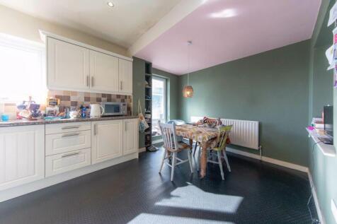 Kitchen and breakfast area