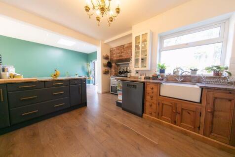 Kitchen &amp; dining room