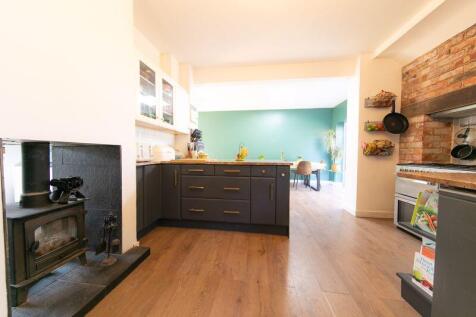 Kitchen &amp; dining room