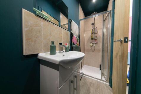 Ground floor bedroom 1 en-suite