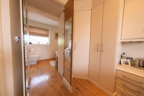 Discrete en-suite bathroom