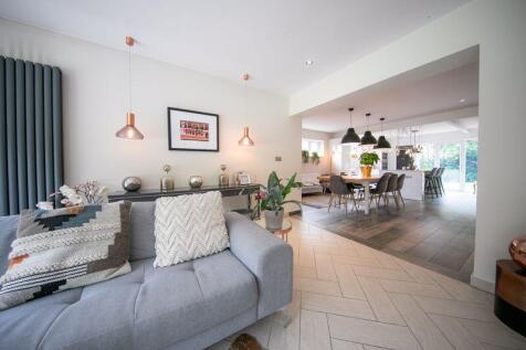 Lounge, dining area and kitchen