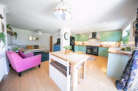 Open plan kitchen, living and dining ...