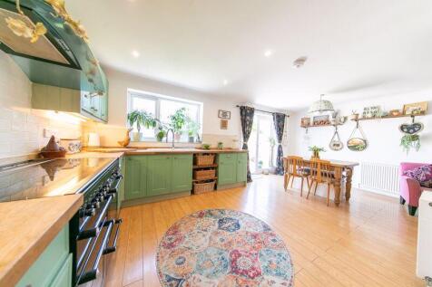 Kitchen &amp;amp; dining space