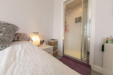 Bedroom 1 en-suite shower